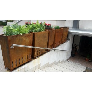 fioriere in lamiera corten con corrimano in acciaio inox satinato